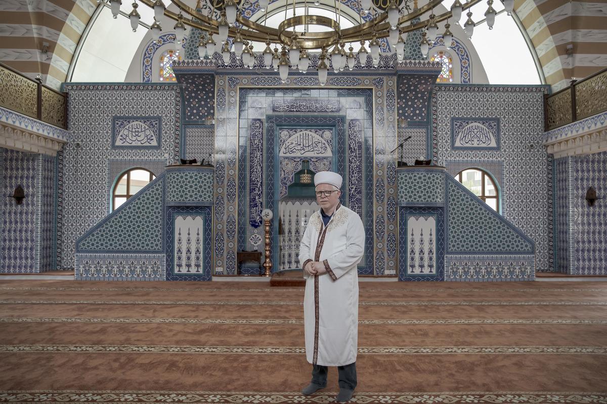 &Ouml;ğretmen ve m&uuml;ezzin &ccedil;ift kendileri gibi iki &ccedil;ocuklarıyla albinizmlilere &ouml;rnek oluyor