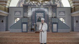 Öğretmen ve müezzin çift kendileri gibi iki çocuklarıyla albinizmlilere örnek oluyor