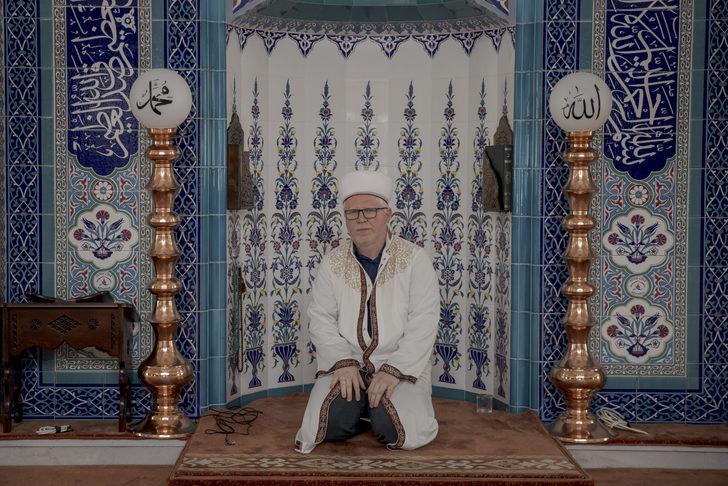 Öğretmen ve müezzin çift kendileri gibi iki çocuklarıyla albinizmlilere örnek oluyor G4