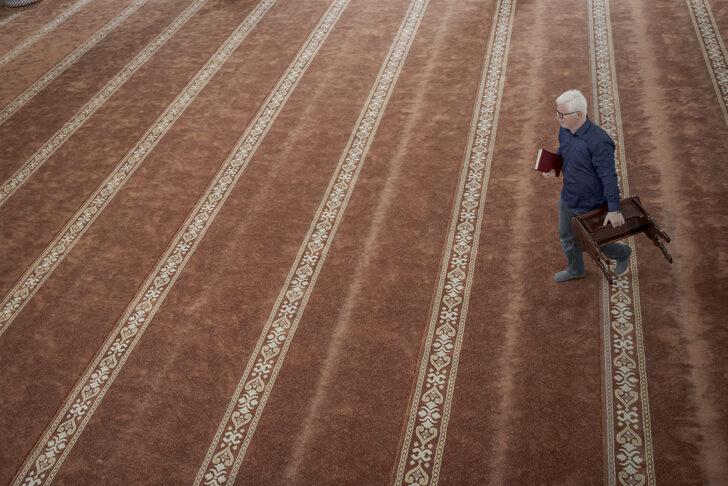 Öğretmen ve müezzin çift kendileri gibi iki çocuklarıyla albinizmlilere örnek oluyor G5