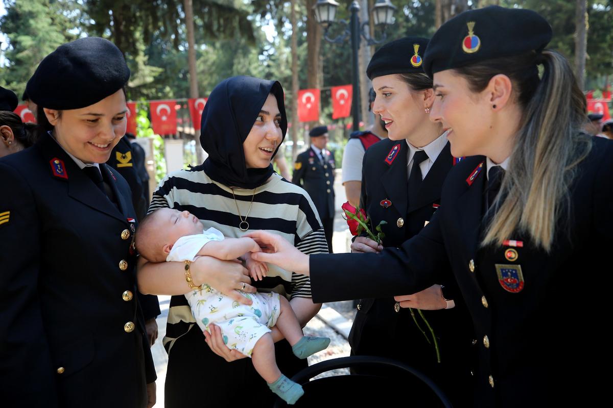 Mersin'de şehit eşi ve 2 aylık oğlundan duygulandıran ziyaret