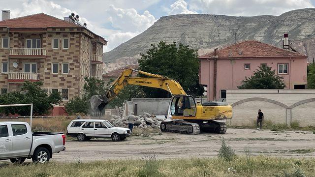 Kapadokya'da kaçak yapılar iş makineleriyle yıkıldı