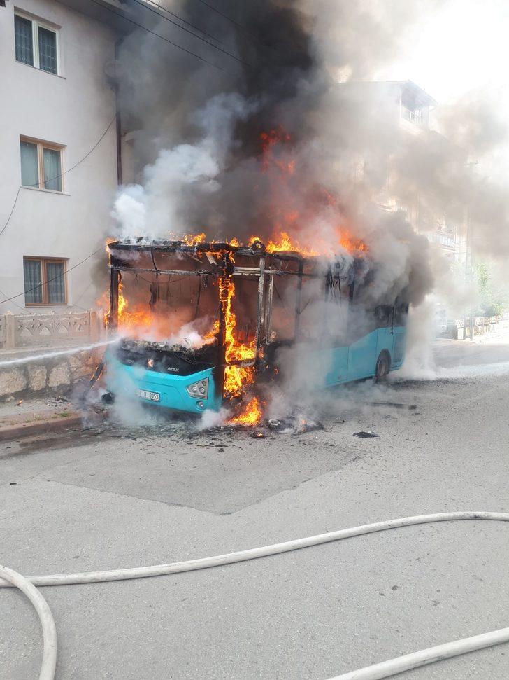Sivas'ta park halindeki halk otobüsü yandı G1