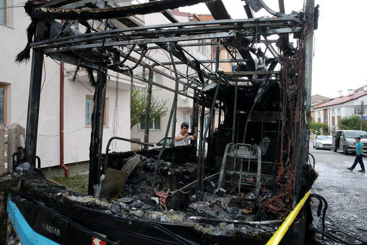 Sivas'ta park halindeki halk otobüsü yandı G2