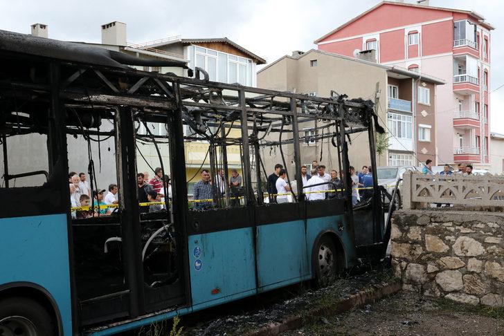 Sivas'ta park halindeki halk otobüsü yandı G3