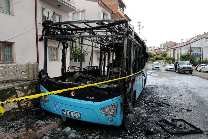 Sivas'ta park halindeki halk otobüsü yandı G4