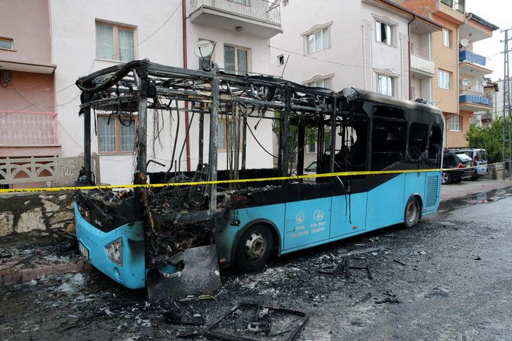 Sivas'ta park halindeki halk otobüsü yandı G5
