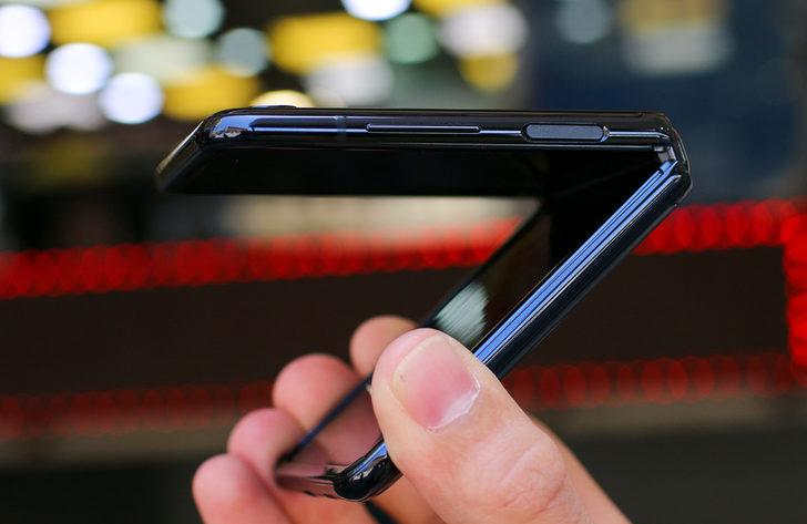 Tanıtılmadan önce gerçek dünyada! Samsung Galaxy Z Flip 4 sızdırıldı: Herkes bu noktaya dikkat çekti