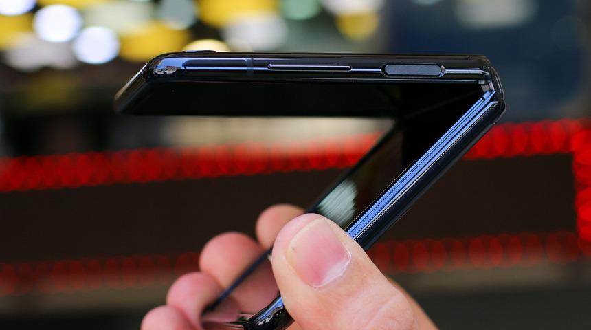 Tanıtılmadan önce gerçek dünyada! Samsung Galaxy Z Flip 4 sızdırıldı: Herkes bu noktaya dikkat çekti