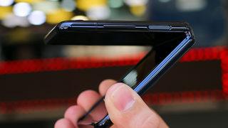 Tanıtılmadan önce gerçek dünyada! Samsung Galaxy Z Flip 4 sızdırıldı: Herkes bu noktaya dikkat çekti