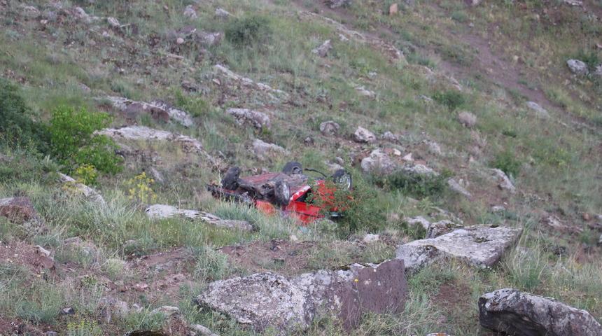 Kayseri'de evlilik yıl d&ouml;n&uuml;m&uuml;n&uuml; vadide kutlayan &ccedil;iftin iteklediği ara&ccedil; u&ccedil;urumdan yuvarlandı