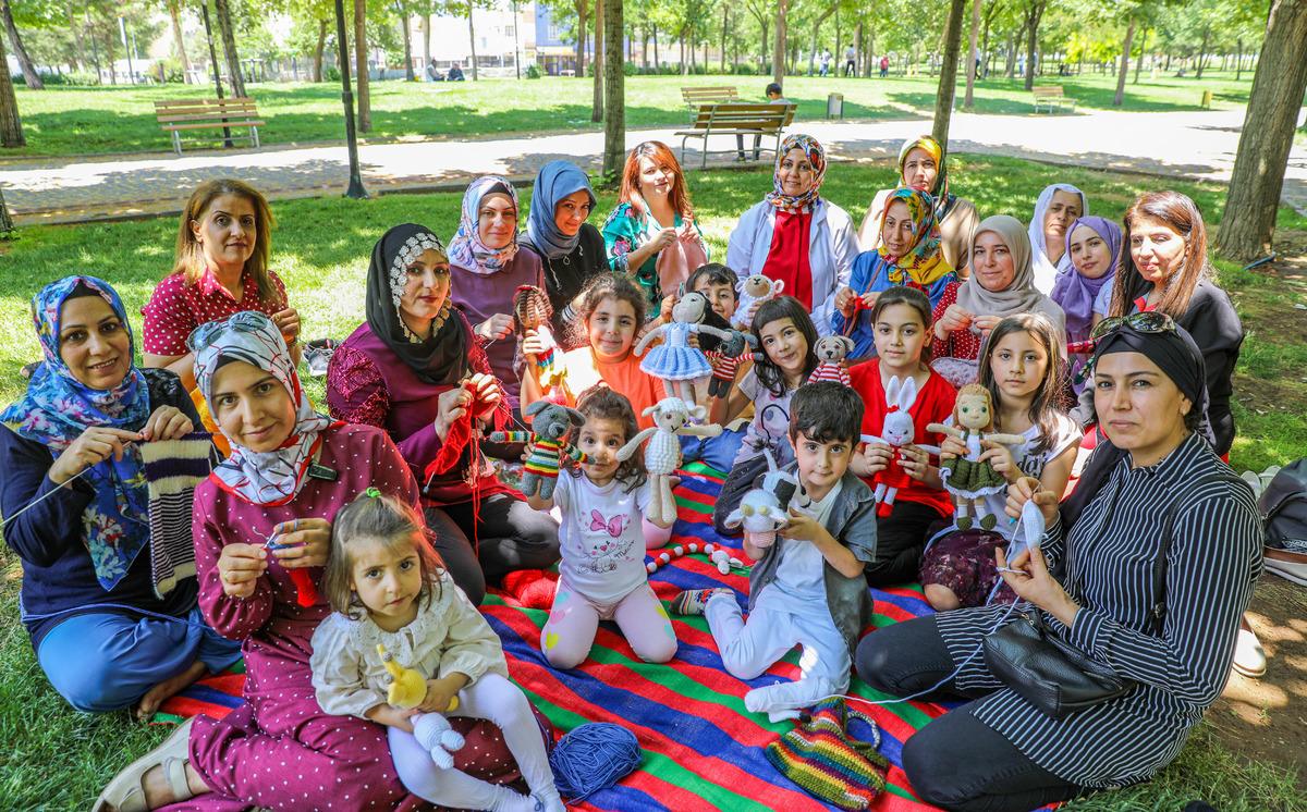 Y&uuml;n&uuml;, şişi, tığı alan Diyarbakırlı kadınlar &ouml;rg&uuml; &ouml;rmek i&ccedil;in parkta buluştu