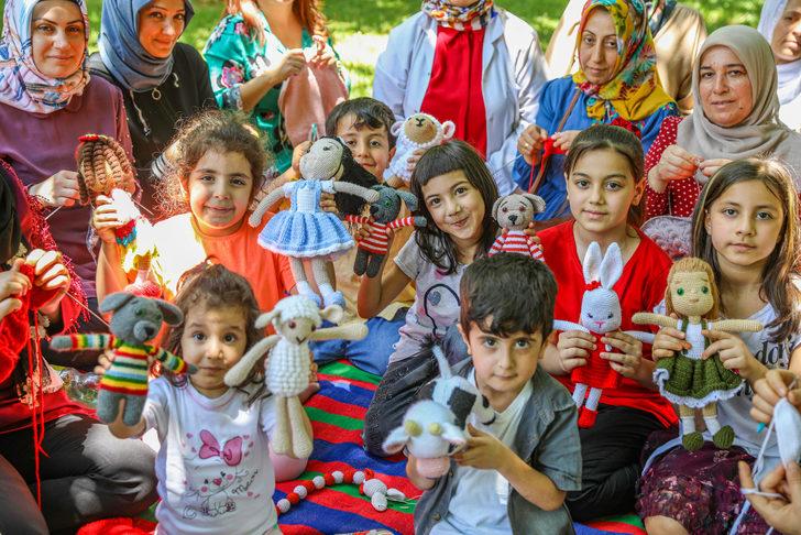 Yünü, şişi, tığı alan Diyarbakırlı kadınlar örgü örmek için parkta buluştu G2