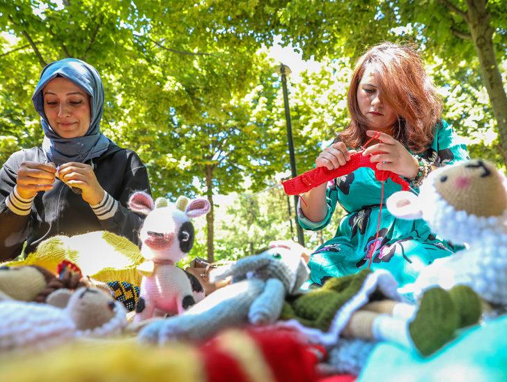 Yünü, şişi, tığı alan Diyarbakırlı kadınlar örgü örmek için parkta buluştu G3