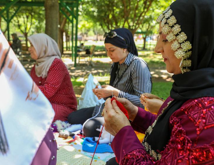 Yünü, şişi, tığı alan Diyarbakırlı kadınlar örgü örmek için parkta buluştu G4