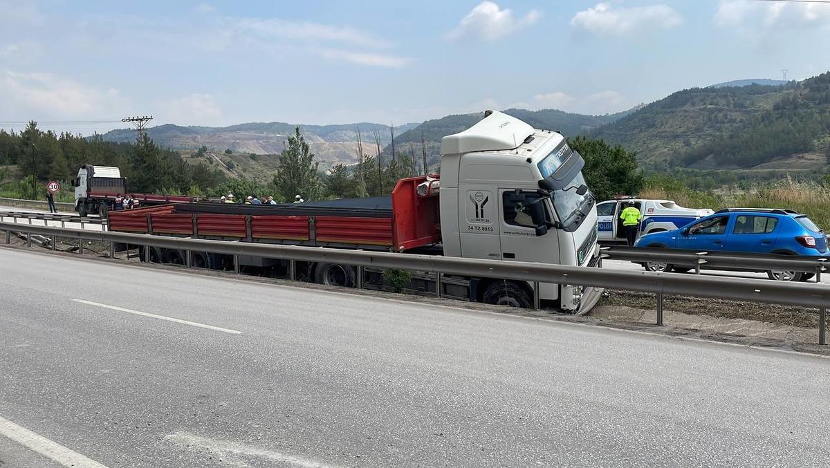 Karab&uuml;k'te bariyerleri kırıp su kanalına giren tırın s&uuml;r&uuml;c&uuml;s&uuml; yaralandı