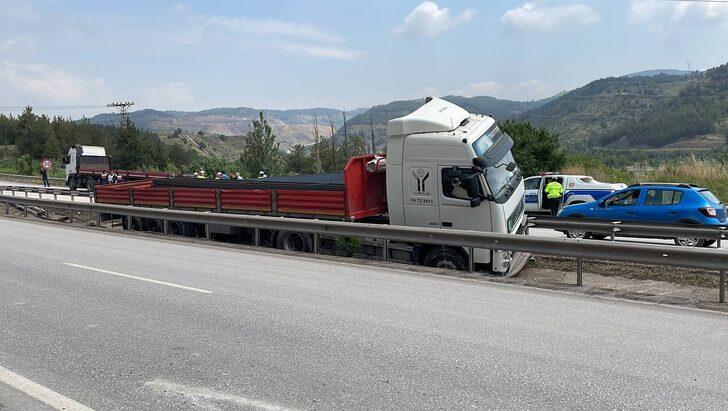 Karabük'te bariyerleri kırıp su kanalına giren tırın sürücüsü yaralandı G1