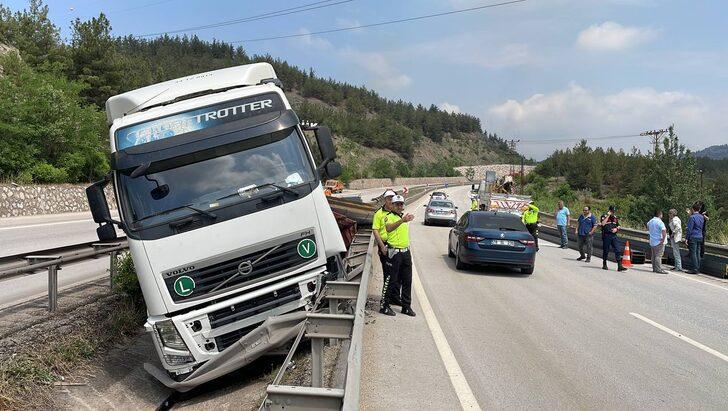 Karabük'te bariyerleri kırıp su kanalına giren tırın sürücüsü yaralandı G3