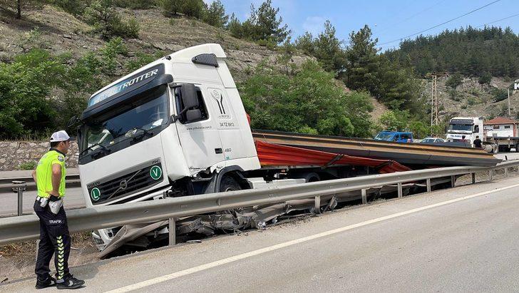 Karabük'te bariyerleri kırıp su kanalına giren tırın sürücüsü yaralandı G4