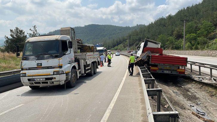 Karabük'te bariyerleri kırıp su kanalına giren tırın sürücüsü yaralandı G5