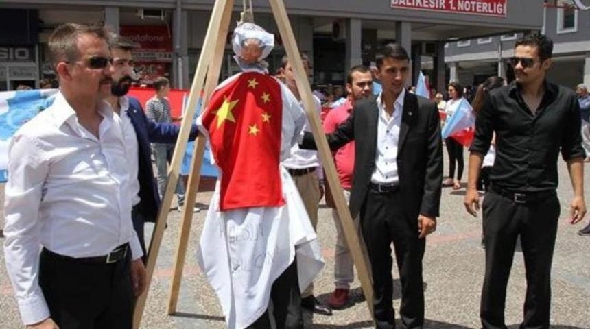 Balıkesir&rsquo;deki eylemde Mao&rsquo;yu astılar