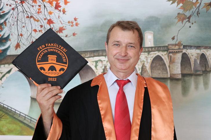 Çocuklarına örnek olmak için 48 yaşında üçüncü üniversitesini bitirdi G1