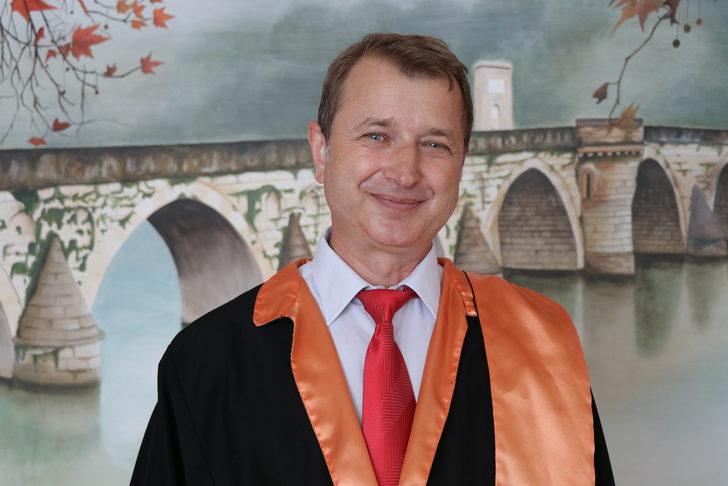 Çocuklarına örnek olmak için 48 yaşında üçüncü üniversitesini bitirdi G2