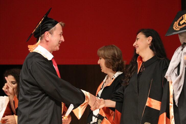 Çocuklarına örnek olmak için 48 yaşında üçüncü üniversitesini bitirdi G3