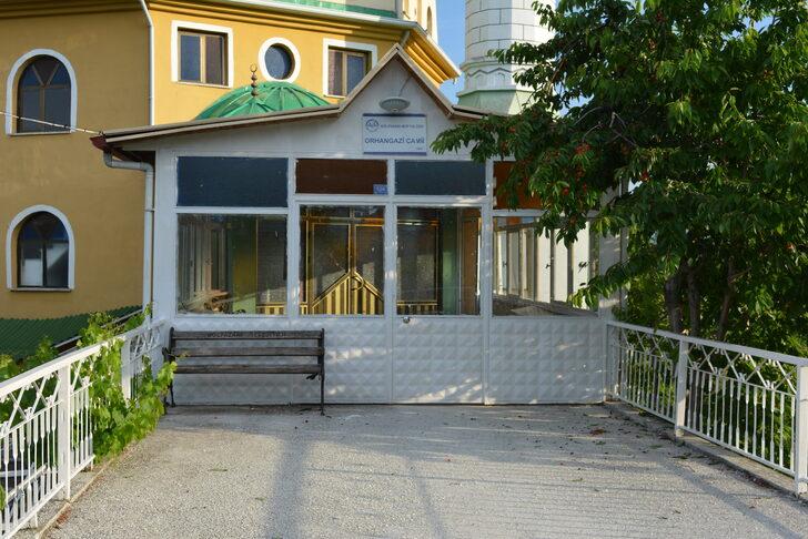 Camideki lokum ve çikolataları yedi, bir miktar para ile helallik notu bıraktı G2