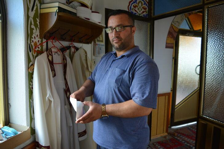 Camideki lokum ve çikolataları yedi, bir miktar para ile helallik notu bıraktı G3