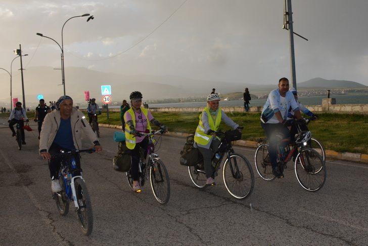 Hastalara umut vermek için İzmir'den bisikletle yola çıkan 2 kadın Bitlis'e geldi G5