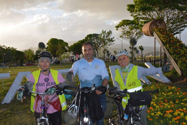 Hastalara umut vermek için İzmir'den bisikletle yola çıkan 2 kadın Bitlis'e geldi G2