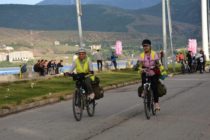 Hastalara umut vermek için İzmir'den bisikletle yola çıkan 2 kadın Bitlis'e geldi G3