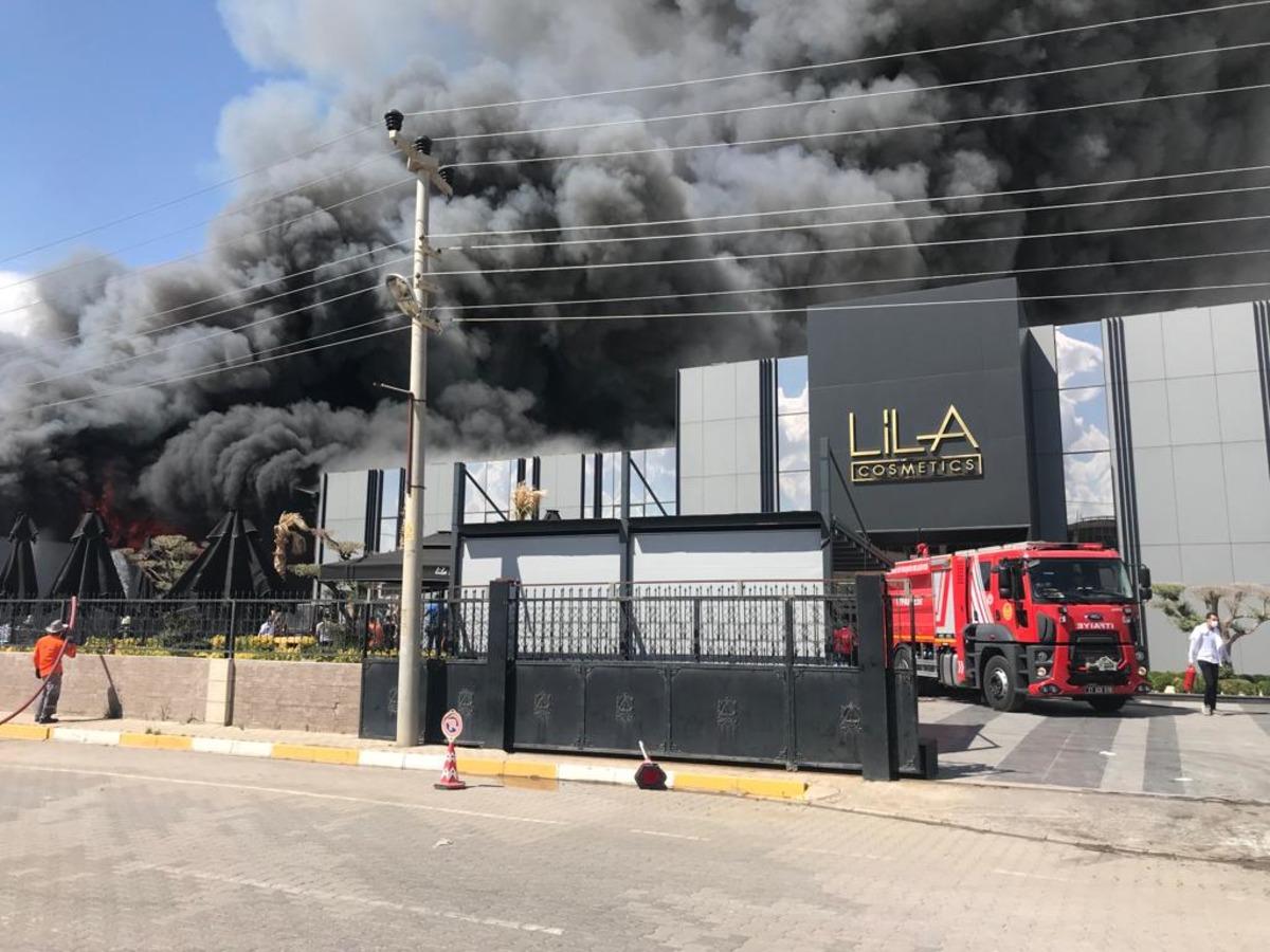 Diyarbakır'da fabrikada &ccedil;ıkan yangına m&uuml;dahale ediliyor
