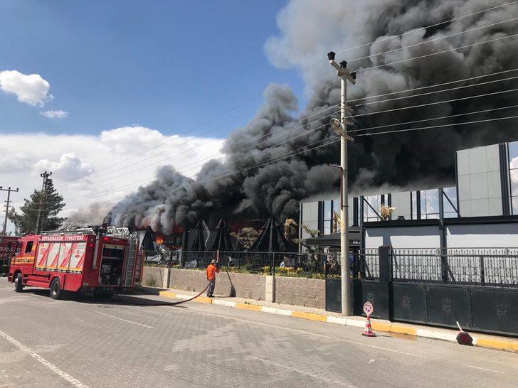 Diyarbakır'da fabrikada çıkan yangına müdahale ediliyor G2