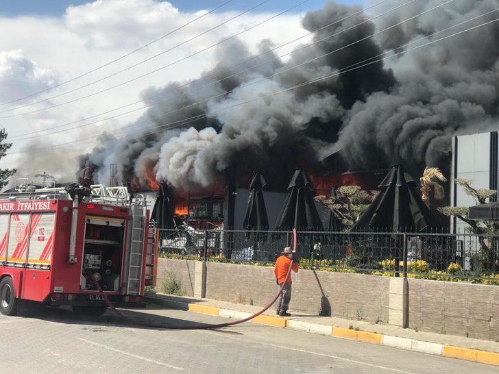 Diyarbakır'da fabrikada çıkan yangına müdahale ediliyor G5
