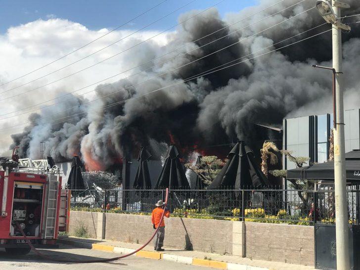 Diyarbakır'da fabrikada çıkan yangına müdahale ediliyor G4