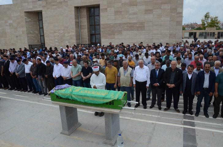 Karaman'da sele kapılarak yaşamını yitiren kadının cenazesi toprağa verildi G5