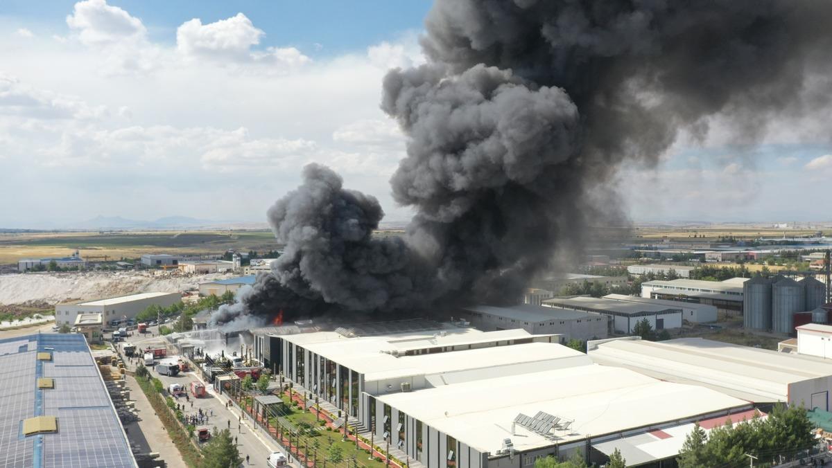 G&Uuml;NCELLEME - Diyarbakır'da fabrikada &ccedil;ıkan yangına m&uuml;dahale ediliyor