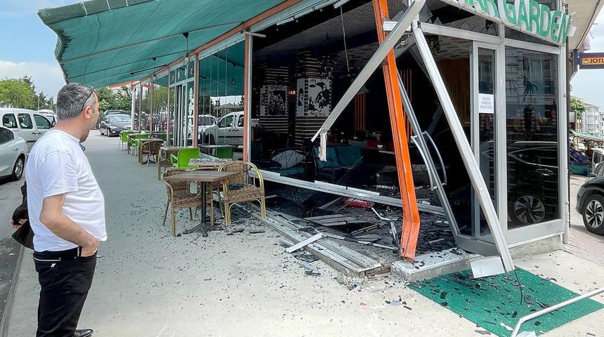 Esenyurt'ta ehliyetsiz sürücü, otomobiliyle polisten kaçarken bir araç ve kafeye çarptı