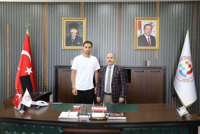 Milli futbolcu Yusuf Yazıcı'dan Trabzon Üniversitesi Rektörü Aşıkkutlu'ya ziyaret