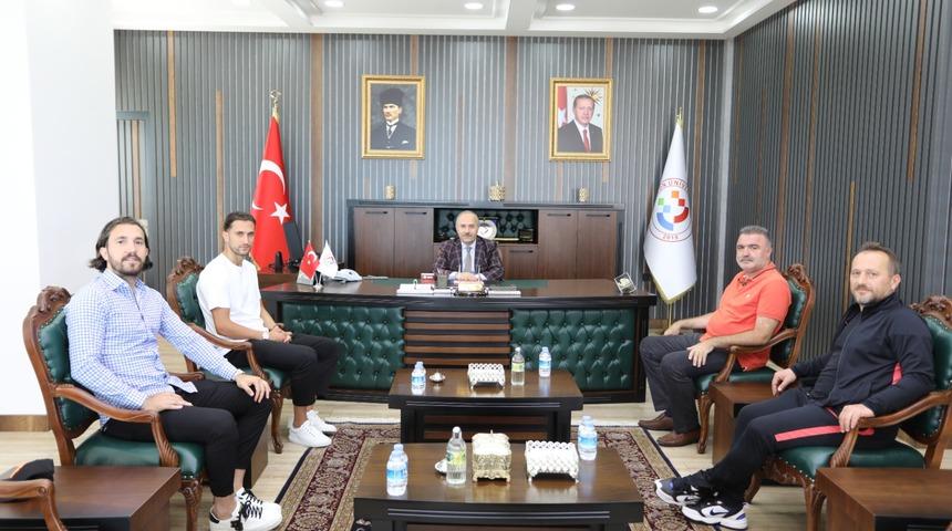 Milli futbolcu Yusuf Yazıcı'dan Trabzon &Uuml;niversitesi Rekt&ouml;r&uuml; Aşıkkutlu'ya ziyaret