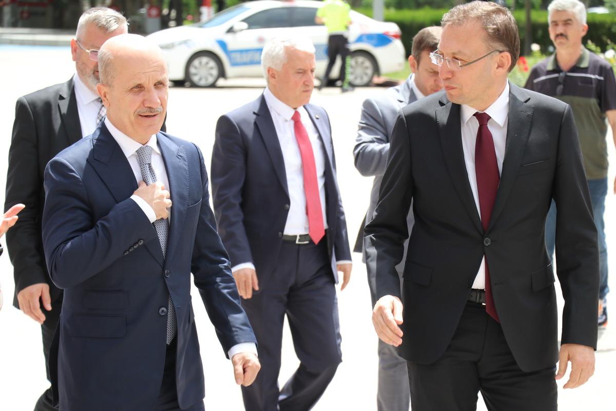 Y&Ouml;K Başkanı &Ouml;zvar, Isparta'da eğitim g&ouml;ren yabancı &ouml;ğrencilerle bir araya geldi: