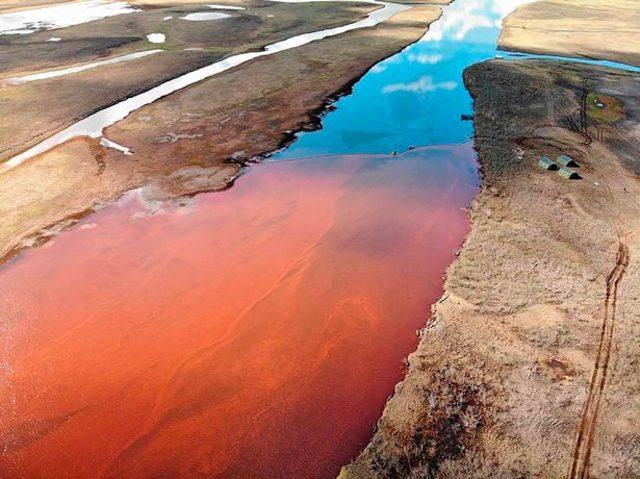 0_Norilsk-river-polluted-with-fuel-10-The-Siberian-Times