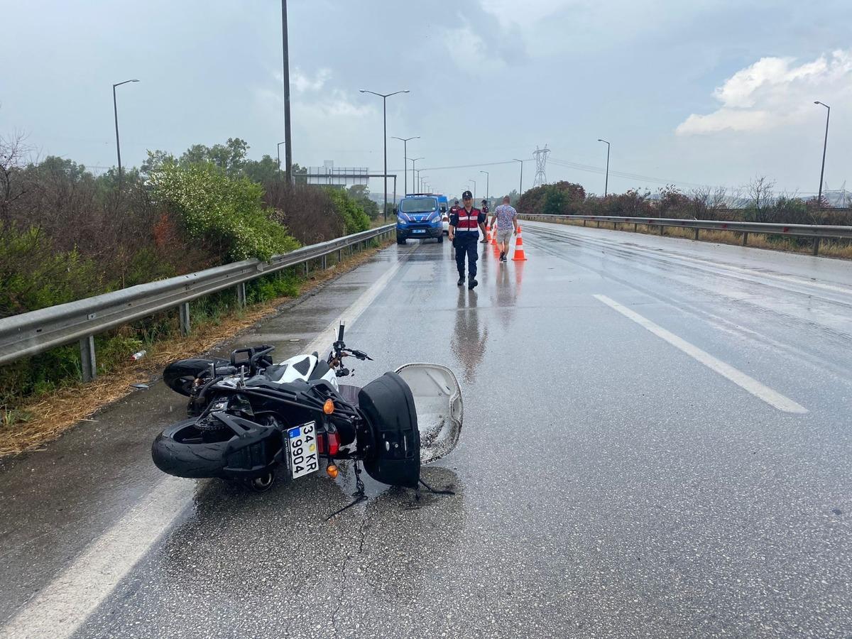 Adana'da bariyere &ccedil;arpan motosikletteki 1 kişi &ouml;ld&uuml;, 1 kişi yaralandı