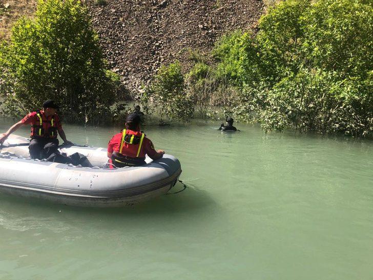 Siirt'te Müküs Çayı'nda akıntıda kaybolan hemşireyi arama çalışması sürüyor G2