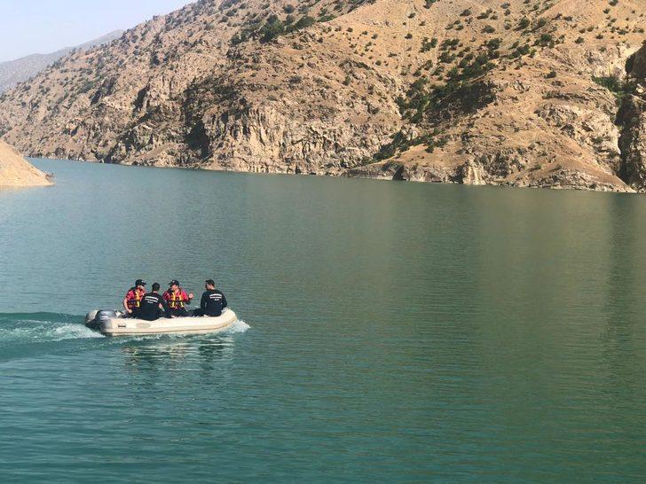 Siirt'te Müküs Çayı'nda akıntıda kaybolan hemşireyi arama çalışması sürüyor G4