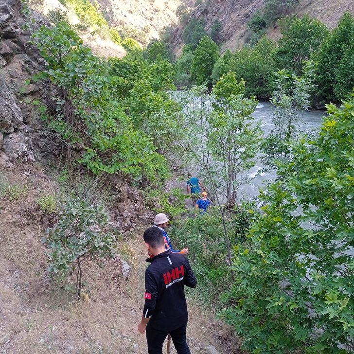 Siirt'te Müküs Çayı'nda akıntıda kaybolan hemşireyi arama çalışması sürüyor G5