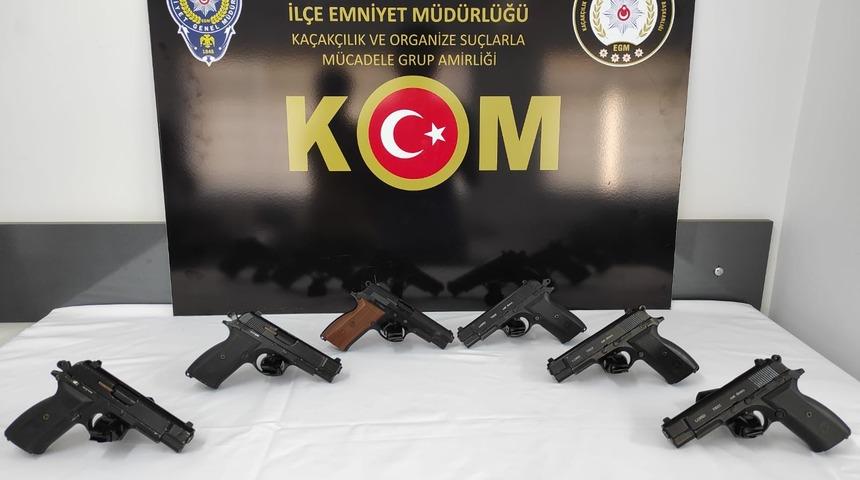 Konya'da polisten kaçarken tabancalarını yola atan 4 zanlı tutuklandı