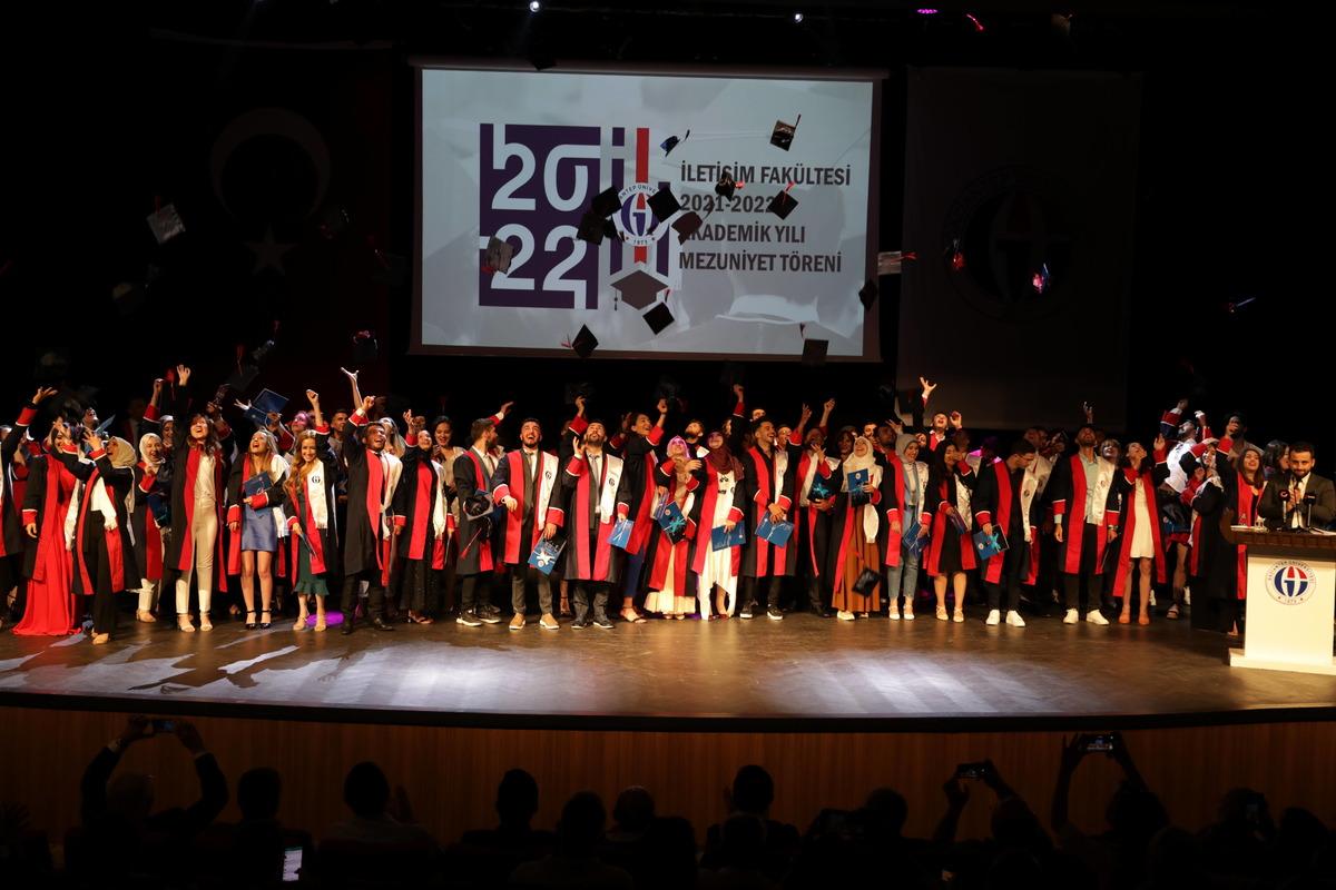 GA&Uuml;N İletişim Fak&uuml;ltesi &ouml;ğrencileri mezuniyet sevinci yaşadı